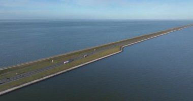 Afsluitdijk, Friesland ve Kuzey Hollanda arasında sonsuz sularda yol. Hollanda ikonu. Hava aracı görünümü.