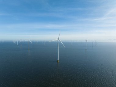 Offshore rüzgar türbini parkı, offshore rüzgar enerjisini sürdürülebilir çevre dostu bir yolla elektrik enerjisine dönüştürür. Hava görünümü.