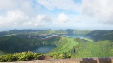 Portekiz, Azores 'teki Sete Cidades Gölü' ndeki volkanik adaya doğru yürüyüş. Yeşiller yemyeşil. Genel Bakış.