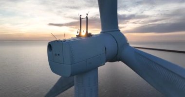 Açıklardaki rüzgar türbinleri, yakın görüş, rüzgarlar ve muazzam miktarda enerji üretiyor. Afsluitdijk, Hollanda. Gün batımı, altın saat. Hava görünümü.
