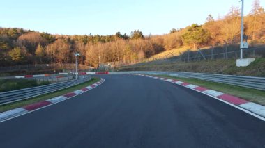Nurburgring Nordschleife 'de yürüyor, Alman Eifel' inin ünlü yarış pistinde..