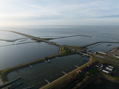 Kornwerderzand, Afsluitdijk, Hollanda, Friesland tarafındaki atıklar, altyapı, su bariyeri. Hollanda ikonu. Hava görünümü.