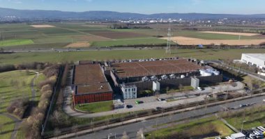 Veri merkezi, yüksek ölçekli, Frankfurt am Main, Almanya 'daki veri merkezi, Avrupa' nın bilişim altyapı otoyolu. FRA 2, bilişim kapasitesi, küresel çerçeve, raflar, kafesler, veri salonu. Hava görünümleri.