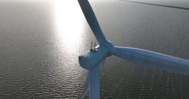 Afslutidijk 'te rüzgar türbinleri, iklim değişikliği çözeltisi, yeşil enerji. Hava aracı videosu