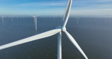 Açık denizde rüzgar türbinleri, rüzgar parkı, yenilenebilir enerji kaynakları, elektrik üretimi. Hava görünümü.