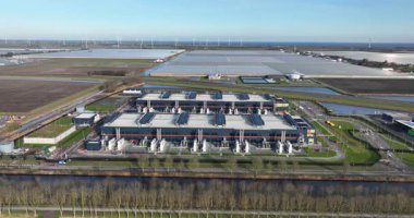 Veri merkezi, konut üreten yapay zeka, kuantum hesaplama, nesnelerin interneti, engelleme zinciri, kenar hesaplama, altyapı, siber güvenlikte yapay zeka, bilişim. Hava görünümü