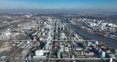 Bu, aşağıdaki şehir manzarası boyunca zarif bir şekilde akan nehri ve canlı bir şehri gösteren hava manzarası.