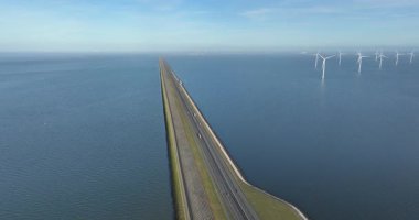 Kuşların gözü Afsluitdijk 'te, suyun üzerinde yol, rüzgar parkı, Friesland ve Kuzey Hollanda arasındaki yol..