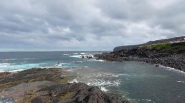 Azores 'in kayalık kıyı şeridi, volkanik ada. Atlantik Okyanusu. Sao Miguel, Azores, Portekiz.