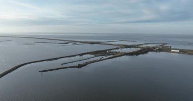 Lorentz kilitleri, su yolu, Afsluitdijk, Kornwerderzand, Friesland, Hollanda ulaşım altyapısı.