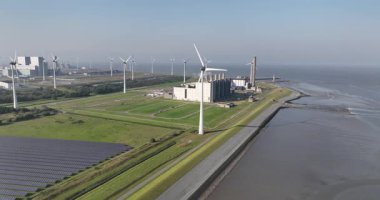 Eemscentralepower istasyonu Delfzijl, Eemshaven. Gaz ile çalışan CCGT üniteleri birlikte 1750 MW elektrik üretiyor. Hava görünümü