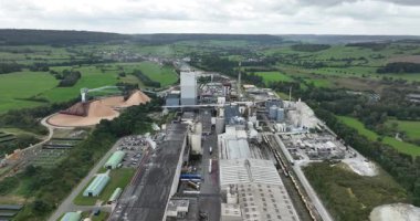 Virton, Lüksemburg, Belçika, 10 Eylül 2024, Virton Santrali, Burgo Ardennes, Beyazlatılmış Hardal Kraft hamuru. Üretim tesisi.