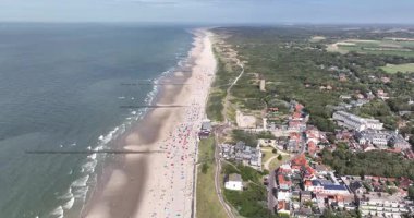 Domburg, Zeeland plajı insanların yüzdüğü, güneşlendiği, yaz aylarında dinlendiği bir yer. Turistik eğlence için. Hava aracı görünümü.