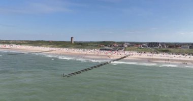 Domburg, Zeeland plajı insanların yüzdüğü, güneşlendiği, yaz aylarında dinlendiği bir yer. Turistik eğlence için. Hava aracı görünümü.