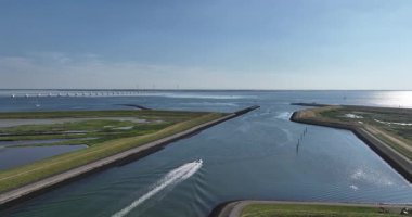 Havenkanaal ve Zeelandbrug, Zierikzee, Zeeland, Hollanda 'da deniz yolculuğu, yaz mevsimi. Su ve denizde turizm ve eğlence. Hava görünümü