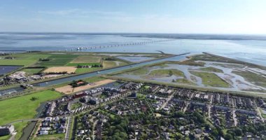 Havenkanaal ve Zeelandbrug, Zierikzee, Zeeland, Hollanda 'da deniz yolculuğu, yaz mevsimi. Su ve denizde turizm ve eğlence. Hava görünümü