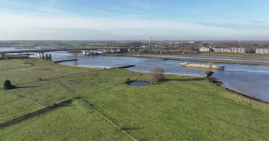 Lek Nehri üzerindeki altyapı otoyol köprüsü, su yolu ve yol. Vianen, Hollanda 'da. Su ve yol üzerinde ulaşım. Hava görünümü.