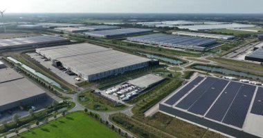 Venlo iş parkı, Hollanda 'daki modern dağıtım merkezleri. Hava aracı görünümü.