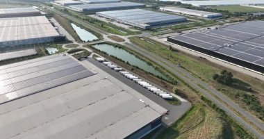 Venlo iş parkı, Hollanda 'daki modern dağıtım merkezleri. Hava aracı görünümü.