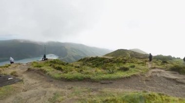 Agua de Pau yanardağında bulunan Ateş Gölü 'ndeki Lagoa do Fogo Gölü Azores' in bir parçası olan Sao Miguel adasının merkezinde. Genel Bakış.