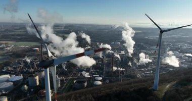 Almanya 'da, Ruhr bölgesinde serinletici ve kimya endüstrisi. Hava aracı görüntüsü. Duman yığını. Scholven. Güneş doğumu görünümü.