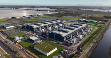 North Holland 'daki veri merkezinde bilişim altyapısı, internet teknolojisi, yapay zeka, sunucu alanı ve bulut hizmetleri sergileniyor. Hava görüntüleri