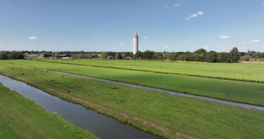 Watertoren Bodegraven, su kulesi, Hollanda kırsalındaki tarihi anıt. Hava aracı görünümü.