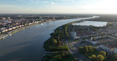Antwerp, Belçika, Schelde nehri boyunca, Antwerp şehir merkezinin yanında. Hava aracı görünümü
