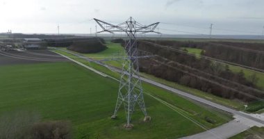 Yüksek voltaj direği direği, yüksek voltajlı ağ kabloları uzun mesafelerde büyük miktarda elektrik enerjisi taşımak için..