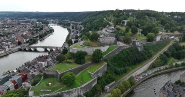 Namur şehri, Kale, Meuse nehri ve La Sambre nehri havadan görülebilir. Kentsel şehir manzarası.