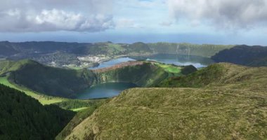 Sete Cidades, Azores adasındaki krater gölü manzarası. Doğa manzarası, ağaçlar, yeşiller, manzara ve bakış açısı. Hava görünümleri.