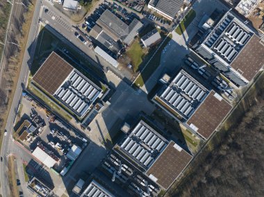 Veri merkezi binası, Frankfurt 4, Almanya 'da büyük ölçekli bilgisayar ve bilişim altyapısı. Hava görünümleri.