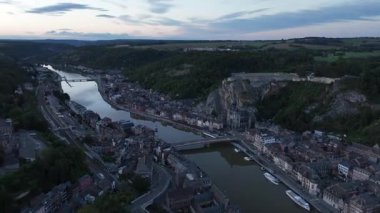 Dinant, Belçika geceleri, hava aracı hipervanesi, merkezde zaman aşımı drone videosu, Meuse nehri..