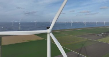 Açık arazide rüzgar türbinleri, Flevoland, Hollanda. Yenilenebilir enerji kaynağı.