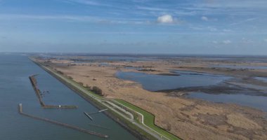 Hollanda 'nın Flevoland eyaletindeki Almere ve Lelystad arasındaki Oostvaardersplassen doğal rezervi. Hava görünümü.