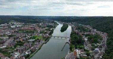 Namur şehri, Kale, Meuse nehri ve La Sambre nehri havadan görülebilir. Kentsel şehir manzarası.