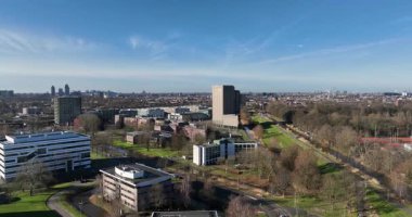 Hollanda 'daki ulusal matematik ve bilgisayar bilimi araştırma enstitüsü. Veri merkezi, Amsterdam Üniversitesi kampüsündeki bilgisayar merkezi. Hava aracı görüntülemesi.