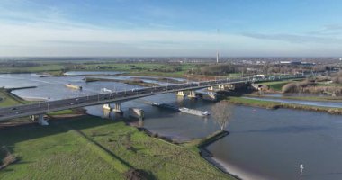 Lek Nehri üzerindeki altyapı otoyol köprüsü, su yolu ve yol. Vianen, Hollanda 'da. Su ve yol üzerinde ulaşım. Hava görünümü.