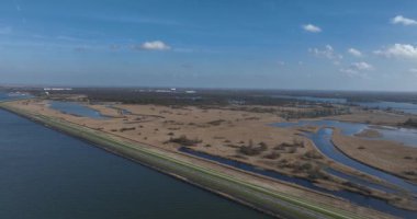 Oostvaardersplassen, doğa rezervi, bataklık ve kuşlar için kışlık bölge.