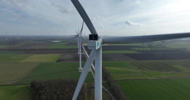 Hollanda 'daki rüzgar türbinleri, yenilenebilir enerji kaynağı, enerji geçişi.