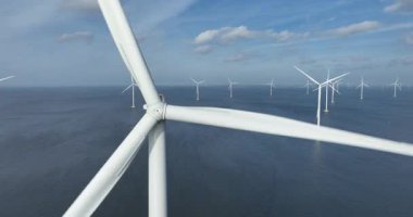 Rüzgar türbinleri su, rüzgar parkı, açık deniz, yenilenebilir enerji, yeşil enerji, düşük karbon emisyonu. Enerji geçişi, temiz enerji. Hollanda 'da. Hava görünümleri.