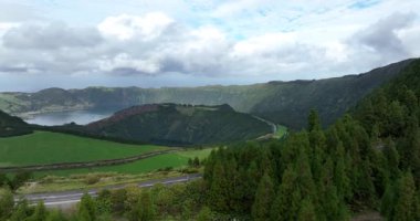 Sete Cidades 'in hava manzarası, krater gölü, turistik eğlence, doğa manzarası, insansız hava aracı manzarası.