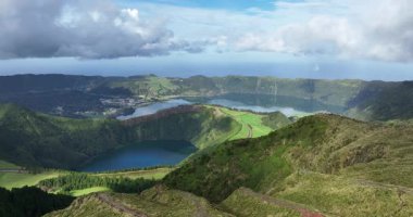 Sete Cidades 'in hava manzarası, krater gölü, turistik eğlence, doğa manzarası, insansız hava aracı manzarası.