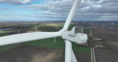 Hollanda kırsalında rüzgar türbinleri yenilenebilir enerji, yeşil temiz rüzgar gücü. Hava görünümleri.