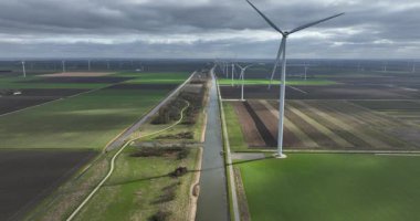 Hollanda kırsalında rüzgar türbinleri yenilenebilir enerji, yeşil temiz rüzgar gücü. Hava görünümleri.