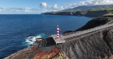 Azores, Portekiz, Atlantik Okyanusu ve kayalıklardaki panoramik manzaralı küçük deniz feneri. Hava görünümleri.