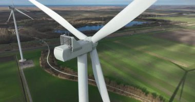 Rüzgar türbinine yakın görüş, Hollanda 'nın kırsal kesiminde rüzgar değirmeni. Bir hava aracı görüntüsü.