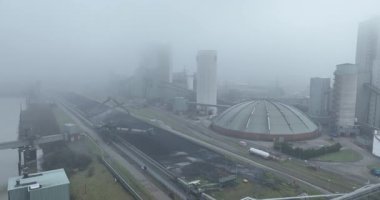 Kömür, Duisburg-Walsum 'daki termik enerji santralini yaktı. Elektrik üretimi. Sisli bir günde hava manzarası, sis, hava manzarası.