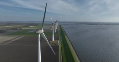 IJsselmeer 'den Noordoostpolder rüzgar çiftliği boyunca. Rüzgar türbinleri. Hava aracı görüntülemesi.