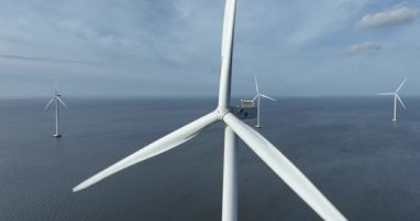 Swifterband, Flevoland, Hollanda, 2 Mart 2025: rüzgar türbini rüzgârgülü, Ijsselmeer 'in yanında sürdürülebilir enerji. Hava aracı görüntüyü kapatıyor. Dönen bıçaklar.